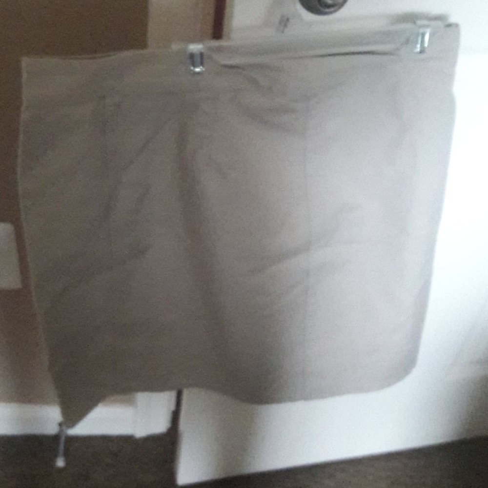 Gap Khaki button and hook skirt. - Picture 4 of 5